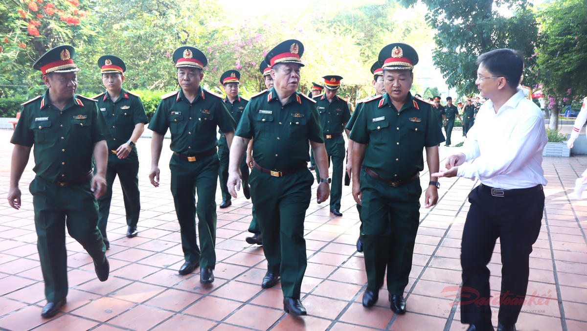 Đại tướng Nguyễn Trọng Nghĩa cùng đoàn công tác đến kiểm tra công tác tìm kiếm, quy tập hài cốt liệt sĩ tại Công viên Lê Thị Riêng. Ảnh: T.Luân.