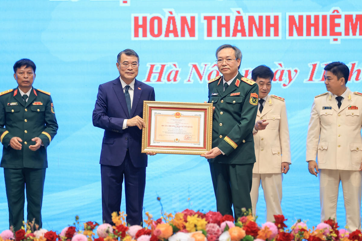 Thủ tướng Lê Minh Hưng trao Huân chương Bảo vệ Tổ quốc hạng Nhì cho Cục Cứu hộ - Cứu nạn (Bộ Tổng Tham mưu) - Ảnh VGP/Nhật Bắc