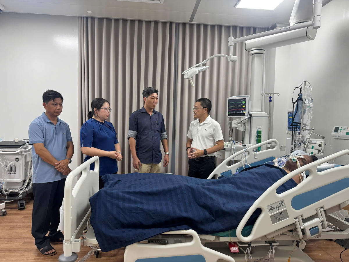Lãnh đạo đặc khu Phú Quốc thăm hỏi các nạn nhân đang điều trị tại bệnh viện. Ảnh: Hoàng Dung
