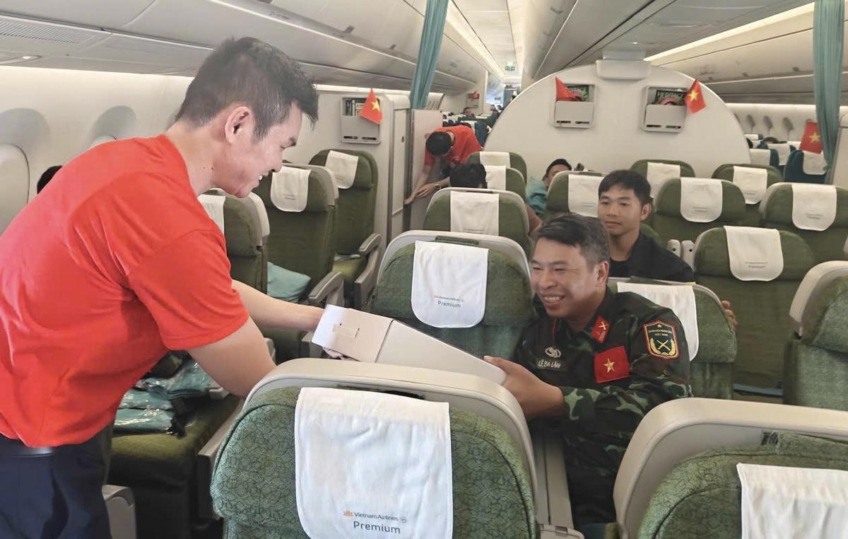 Vietnam Airlines đón đoàn cán bộ, chiến sĩ công tác tại Venezuela trở về nước