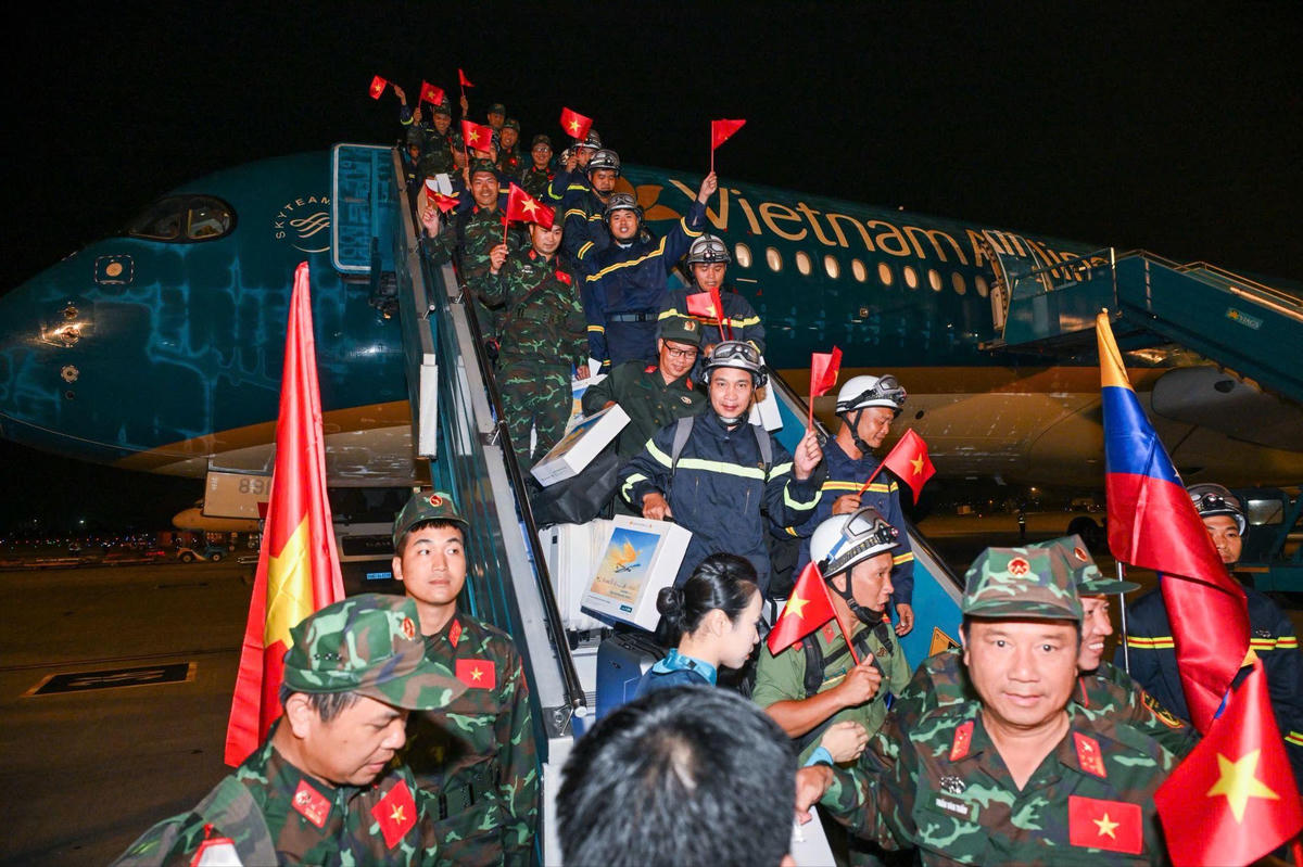 Vietnam Airlines đón đoàn cán bộ, chiến sĩ công tác tại Venezuela trở về nước