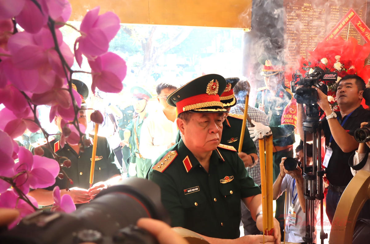 Đại tướng Nguyễn Trọng Nghĩa thắp hương tưởng nhớ anh linh liệt sĩ tại một bia tưởng niệm liệt sĩ tại Công viên Lê Thị Riêng. Ảnh: T.Luân.