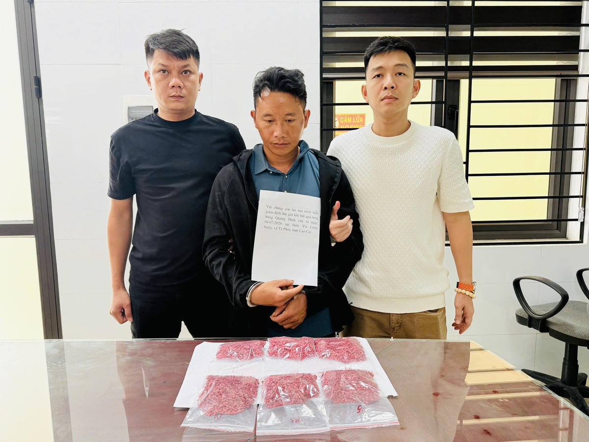 Đối tượng Sùng Quáng Dình cùng vật chứng. Ảnh: Công an tỉnh Lào Cai.