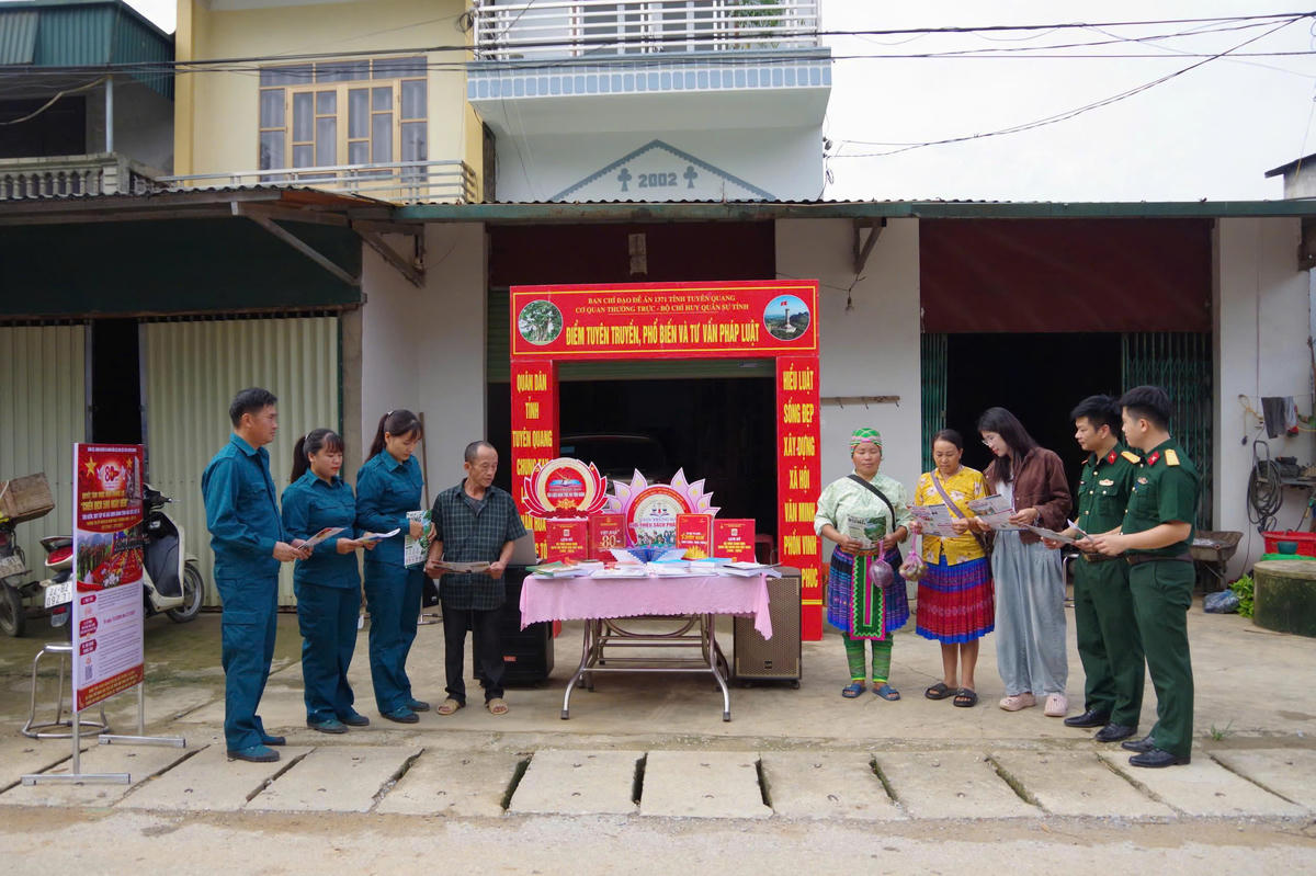 Chương trình đã trưng bày, giới thiệu hàng trăm đầu sách, tài liệu và văn bản pháp luật liên quan đến công tác dân tộc, tôn giáo.