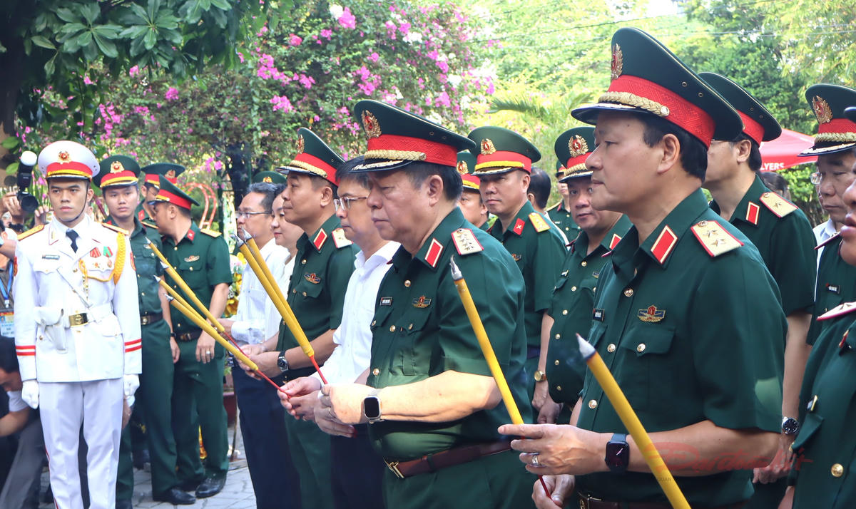 Đại tướng Nguyễn Trọng Nghĩa kiểm tra công tác tìm kiếm, quy tập hài cốt liệt sĩ tại Công viên Lê Thị Riêng