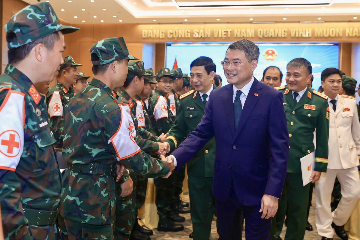 Thủ tướng Lê Minh Hưng, Đại tướng Phan Văn Giang, Ủy viên Bộ Chính trị, Phó Thủ tướng Chính phủ, Bộ trưởng Bộ Quốc phòng và các cán bộ, chiến sĩ tại lễ tuyên dương - Ảnh: VGP/Nhật Bắc