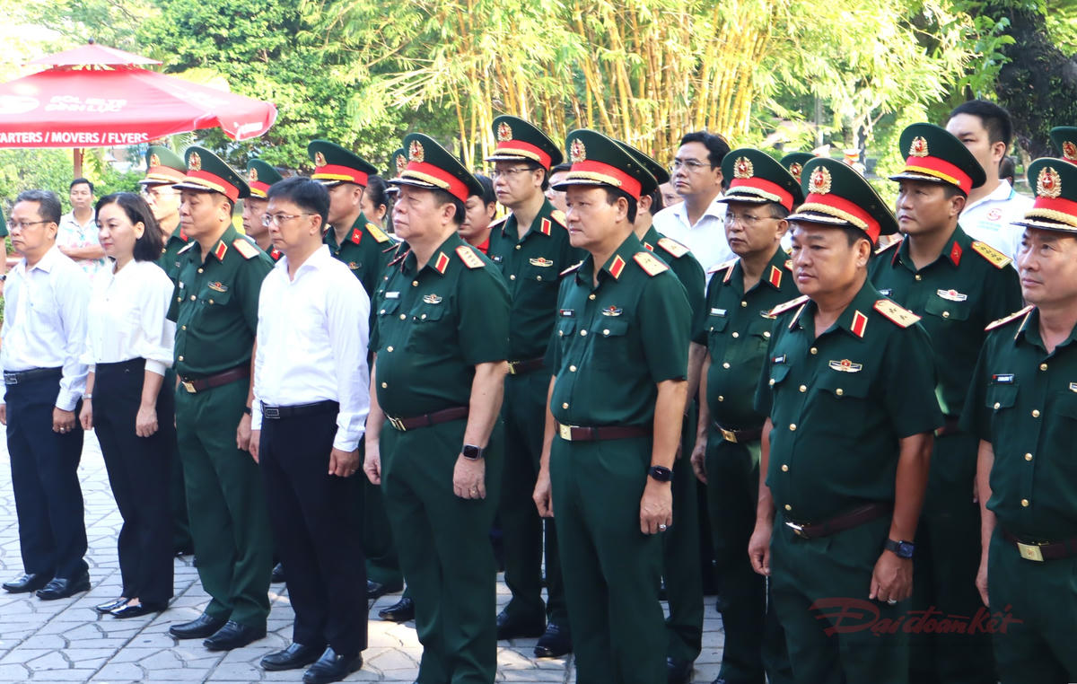 Đại tướng Nguyễn Trọng Nghĩa kiểm tra công tác tìm kiếm, quy tập hài cốt liệt sĩ tại Công viên Lê Thị Riêng