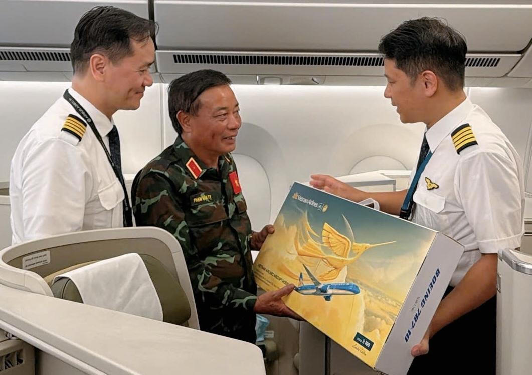 Cơ trưởng Trần Trung Dũng đại diện Vietnam Airlines trao mô hình máy bay tỷ lệ 1:100 tới Thiếu tướng Phạm Văn Tỵ, Phó cục trưởng Cục Cứu hộ - Cứu nạn, Bộ Quốc Phòng - Trưởng đoàn công tác tham gia thực hiện nhiệm vụ tại Venezuela.
