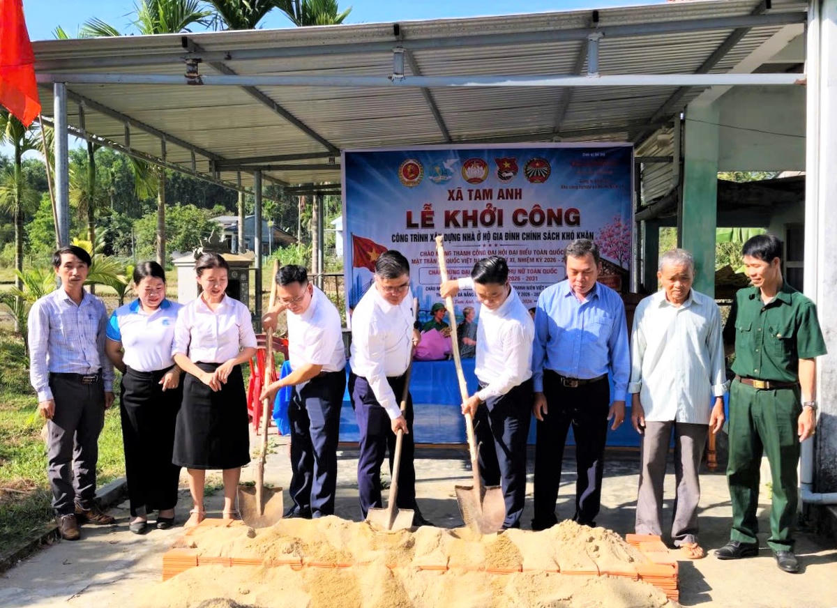 Lãnh đạo Ủy ban MTTQ Việt Nam cùng các hội đoàn thể xã Tam Anh phối hợp nhà tài trợ khởi công xây nhà mới cho đối tượng khó khăn. Ảnh: TA.