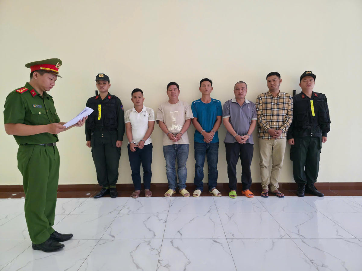 Khởi tố 6 đối tượng 'đổ trộm' gần 800 tấn chất thải