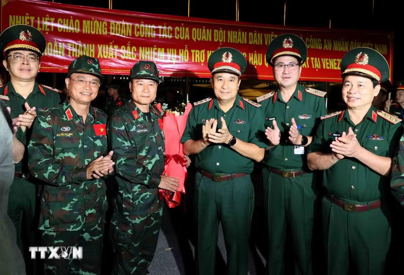Thượng tướng Phùng Sĩ Tấn, Phó Tổng Tham mưu trưởng Quân đội nhân dân Việt Nam chúc mừng các thành viên trong đoàn trở về. (Ảnh: An Đăng/TTXVN).