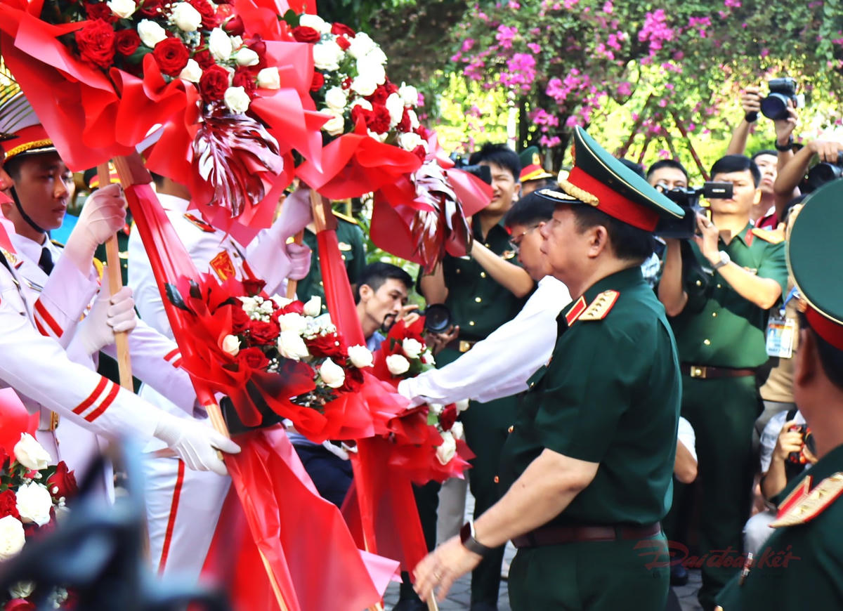 Đại tướng Nguyễn Trọng Nghĩa chỉnh hoa trước Bia tưởng niệm cố Tổng Bí thư Trần Phú tại Công viên Lê Thị Riêng. Ảnh: T.Luân.