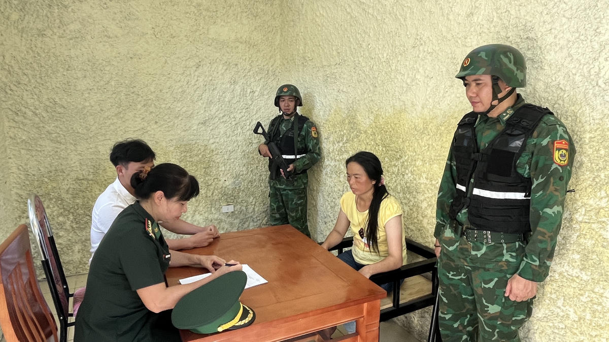 Lực lượng chức năng thẩm vấn đối tượng Cư Thị Chà. Ảnh: Trung Dũng.