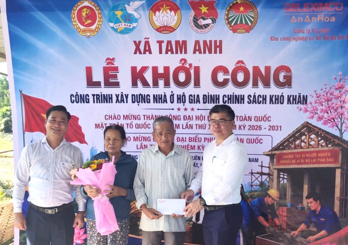 Lãnh đạo Ủy ban MTTQ Việt Nam xã Tam Anh và đơn vị tài trợ trao kinh phí hỗ trợ xây nhà cho đối tượng khó khăn. Ảnh: TA.