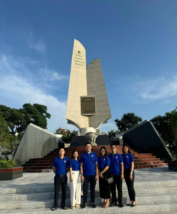 Đoàn viên Chi đoàn Thanh niên Cơ quan Ủy ban Trung ương MTTQ Việt Nam chụp ảnh lưu niệm tại Khu Di tích lịch sử Đường Hồ Chí Minh trên biển, Hải Phòng, trong chương trình giáo dục truyền thống cách mạng và sinh hoạt chính trị về nguồn