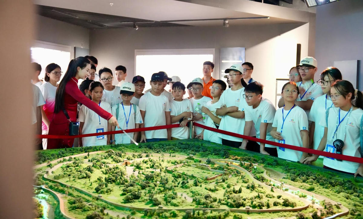 Các trại sinh chăm chú lắng nghe thuyết minh về sự kiện lịch sử khi tham quan Bảo tàng Lịch sử Quân sự Việt Nam.