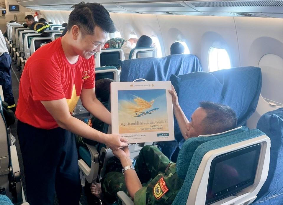 Những nụ cười và khoảnh khắc sẻ chia trên khoang hành khách góp phần tạo nên không khí ấm áp trong chuyến bay đặc biệt nối Venezuela với Việt Nam.