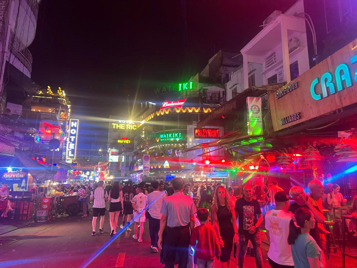 Du khách vui chơi tại phố đi bộ Bùi Viện. Ảnh: T.H