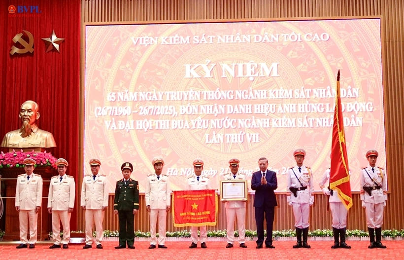 Tổng Bí thư Tô Lâm trao danh hiệu Anh hùng Lao động tặng Viện kiểm sát nhân dân tối cao tại Lễ kỷ niệm 65 năm ngày truyền thống ngành Kiểm sát nhân dân. (Ngày 21/7/2025).