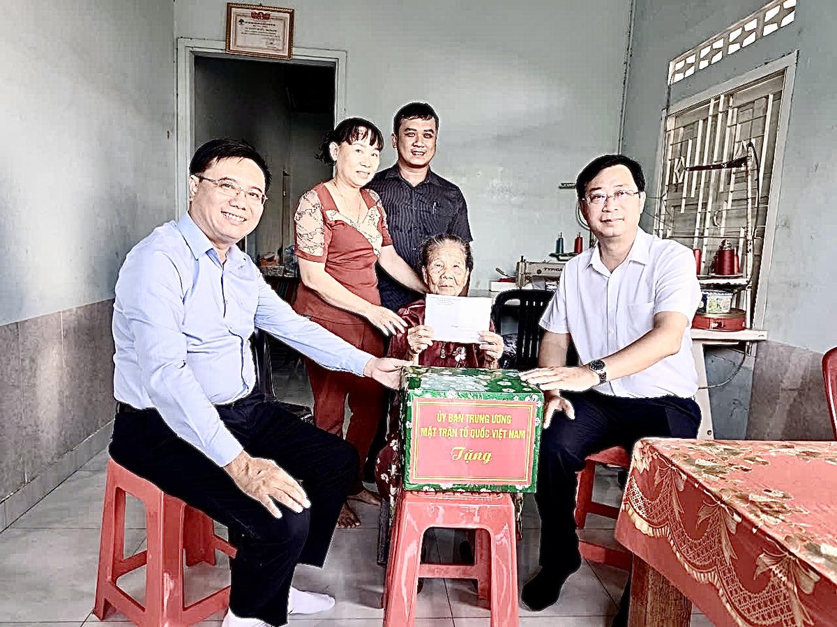 Phó Chủ tịch Cao Xuân Thạo cùng lãnh đạo Ủy ban MTTQ Việt Nam tỉnh Khánh Hòa tặng quà cho gia đình bà Nguyễn Thị Nết, trú tại Phường Bắc Nha Trang, tỉnh Khánh Hòa.