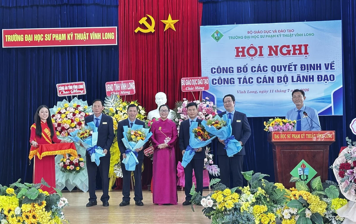 Thứ trưởng Bộ Giáo dục và Đào tạo Nguyễn Thị Quyên Thanh chúc mừng các đồng chí vừa được bổ nhiệm. (Ảnh: Trung Ngãi).