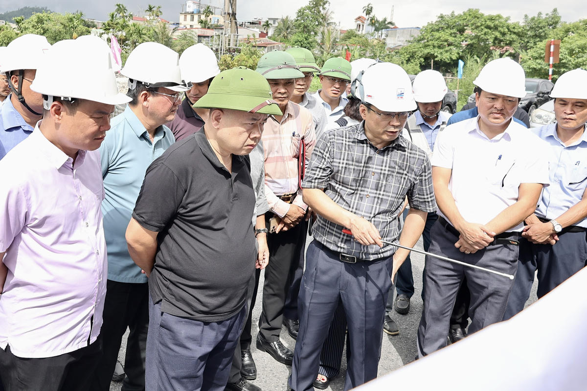 Chủ tịch UBND TP Hải Phòng Đỗ Thành Trung kiểm tra khu vực dự án Cầu Văn Úc 2. Ảnh: NL.