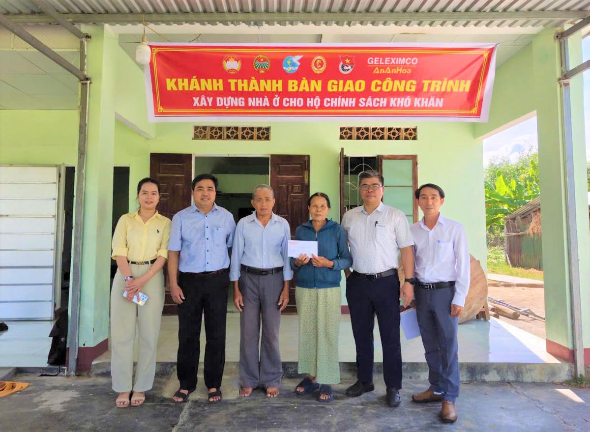 Chính quyền xã Tam Anh thực hiện nghi thức khánh thành và bàn giao nhà ở cho gia đình chính sách khó khăn. Ảnh: TA.