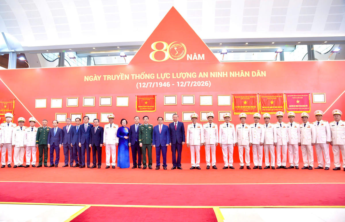 Tổng Bí thư, Chủ tịch nước cùng các đồng chí lãnh đạo, nguyên lãnh đạo Đảng, Nhà nước tại lễ kỷ niệm. Ảnh: Quang Vinh