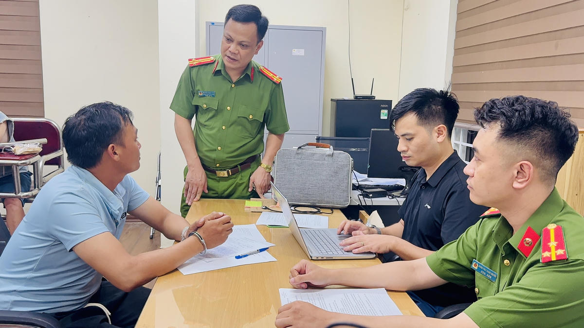 Thượng tá Nguyễn Thanh Phúc, Trưởng Công an phường Cam Đường trực tiếp xét hỏi đối tượng&nbsp; Tráng Seo Câu. Ảnh: Công an tỉnh Lào Cai.