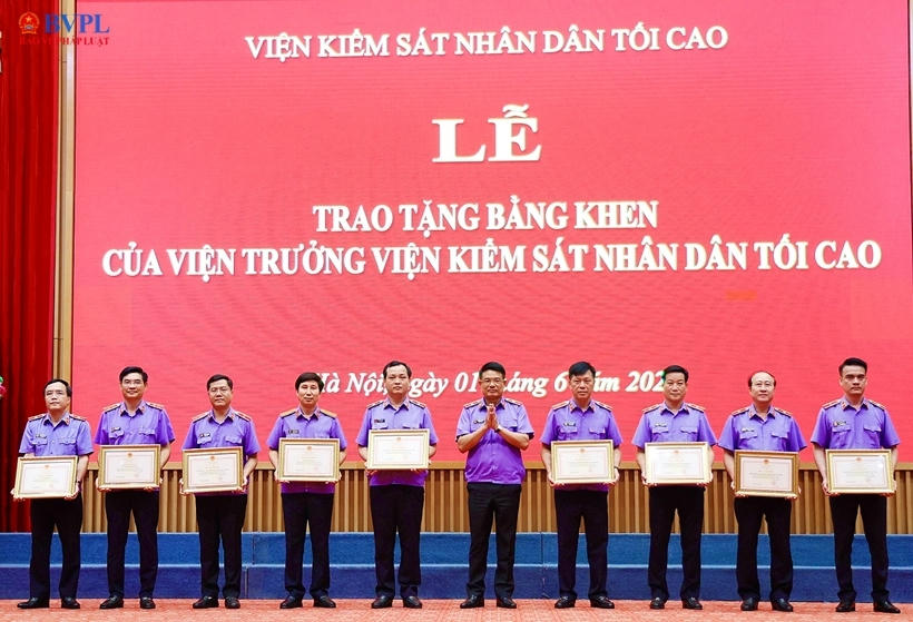Đồng chí Nguyễn Huy Tiến, Ủy viên Trung ương Đảng, Viện trưởng VKSND tối cao trao Bằng khen tặng 9 tập thể có thành tích xuất sắc trong việc thực hiện vận hành bộ máy VKSND 3 cấp.