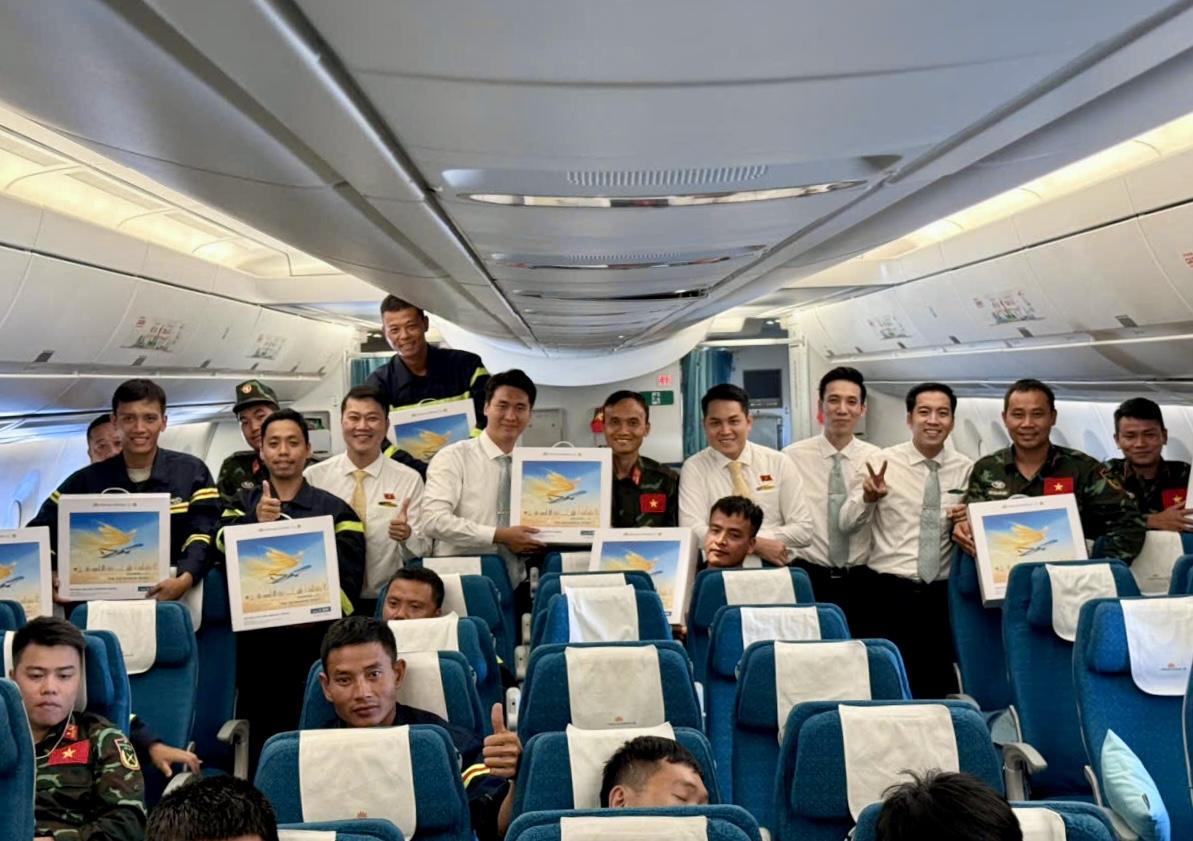 Phi hành đoàn cũng trao tặng mô hình máy bay cho các cán bộ, chiến sĩ như một món quà lưu niệm, thay cho lời cảm ơn và sự tri ân đối với Hãng.