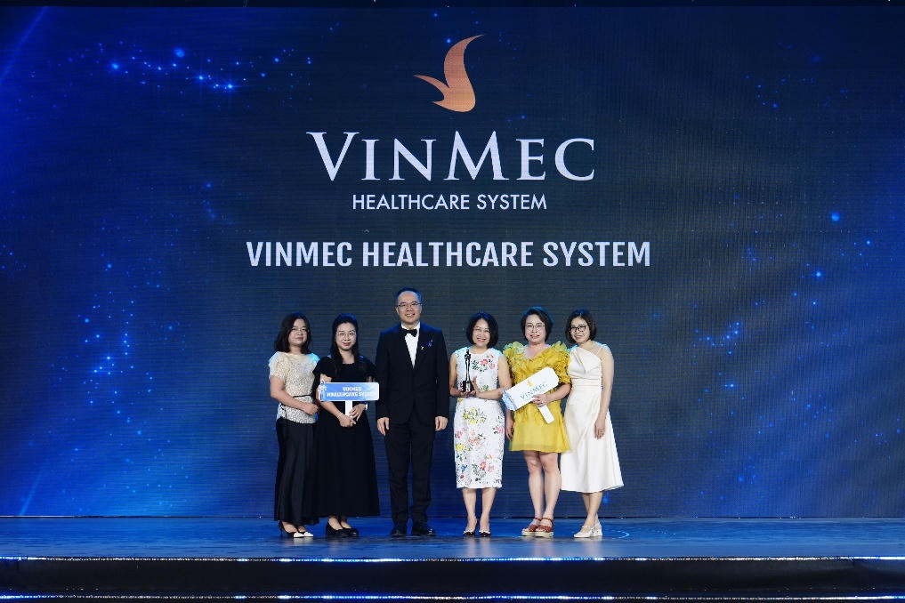 Đại diện Hệ thống Y tế Vinmec nhận danh hiệu "Best Companies to Work for in Asia 2026" tại lễ trao giải HR Asia Awards 2026 diễn ra tối ngày 9/7/2026.