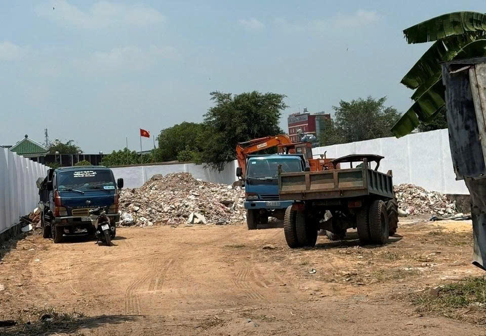 Khởi tố 6 đối tượng 'đổ trộm' gần 800 tấn chất thải