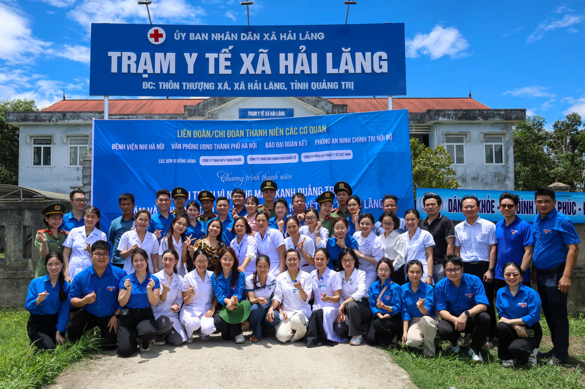 Các thành viên trong đoàn chụp ảnh kỷ niệm tại Trạm y tế xã Hải Lăng. Ảnh: Xuân Ngọc.