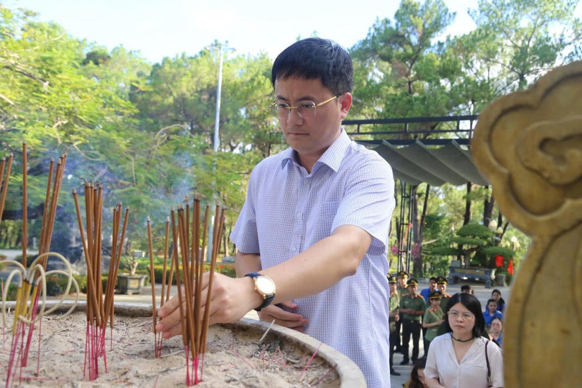 Giám đốc Bệnh viện Nhi Hà Nội Ngô Quang Hùng dâng hương tại Nghĩa trang Trường Sơn.