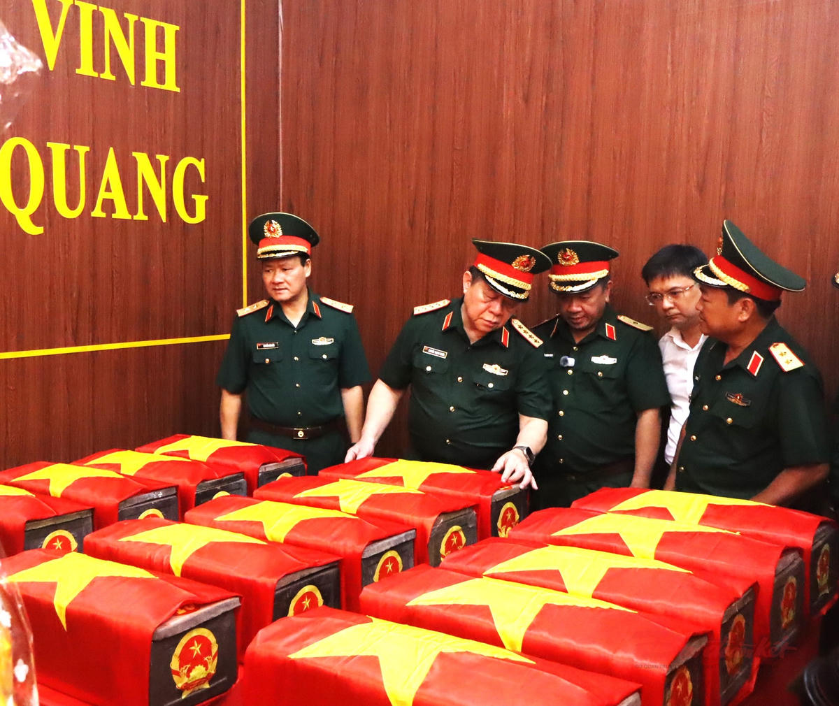 Đại tướng Nguyễn Trọng Nghĩa cùng đoàn công tác kiểm tra khu vực lưu giữ hài cốt liệt sĩ đã được quy tập từ Công viên Lê Thị Riêng. Ảnh: T.Luân.
