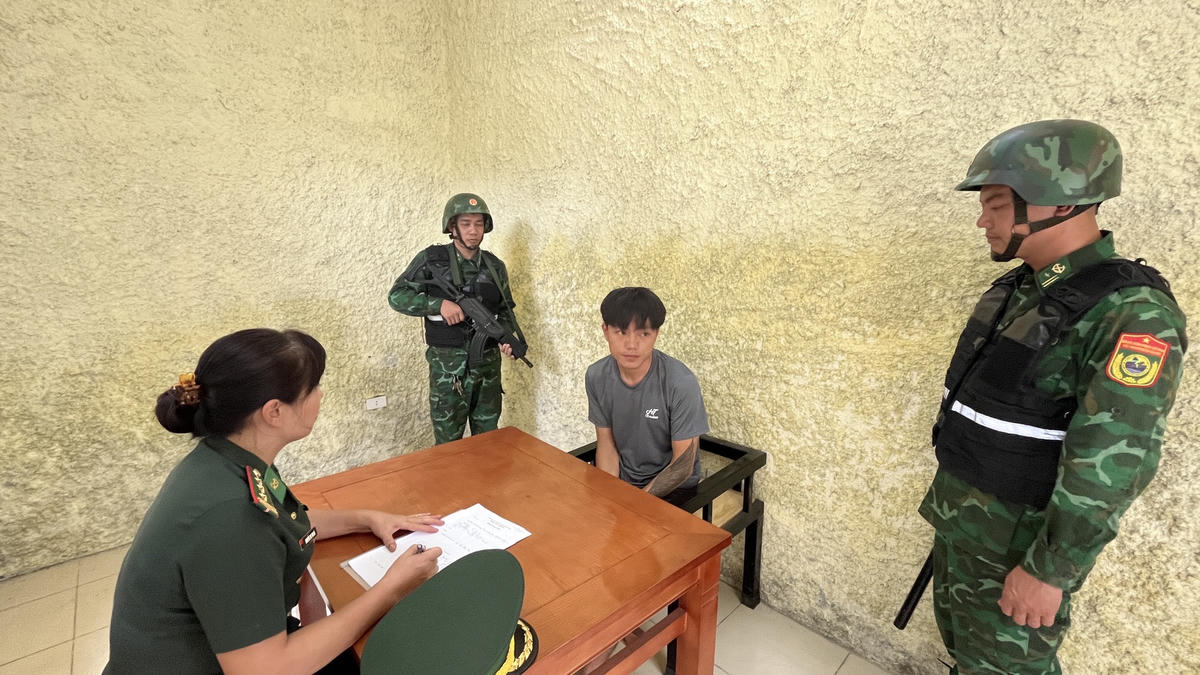  Đối tượng Tráng Seo Hồng làm việc với cán bộ Biên phòng. Ảnh: Trung Dũng.