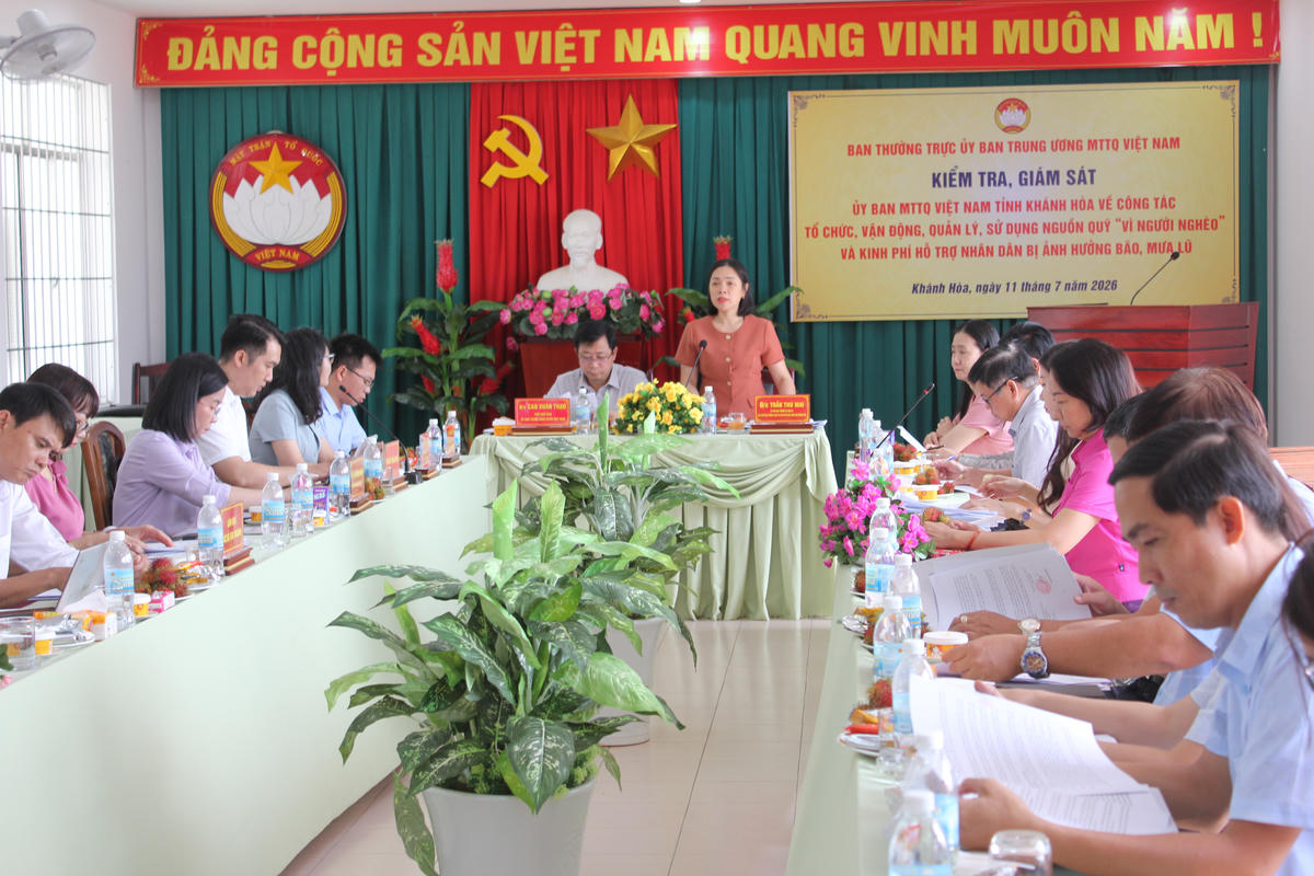 Bà Trần Thu Mai, Phó Chủ tịch thường trực Ủy ban MTTQ Việt Nam tỉnh Khánh Hòa, phát biểu tại buổi kiểm tra.