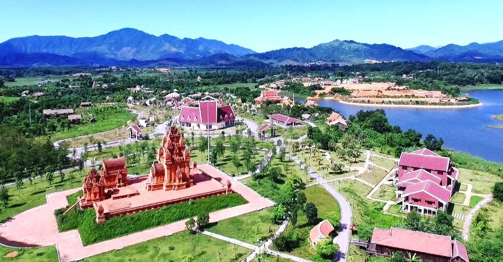 Làng Văn hóa - Du lịch các dân tộc Việt Nam. Ảnh: G.B.
