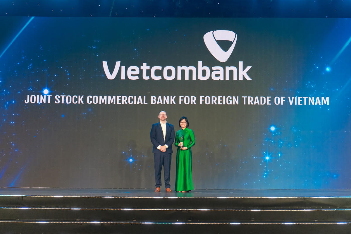 Bà Tô Thị Phương Dung - Trưởng Phòng Chính sách & Kế hoạch nhân sự đại diện Vietcombank nhận cúp "Harmonia" từ BTC
