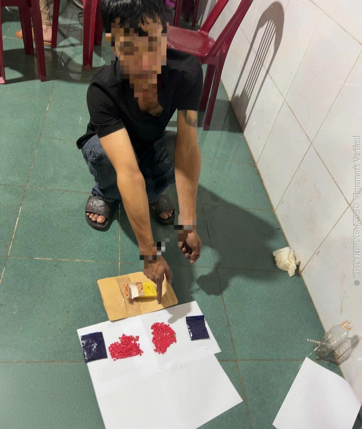 Đối tượng và tang vật. Ảnh: CAQT.