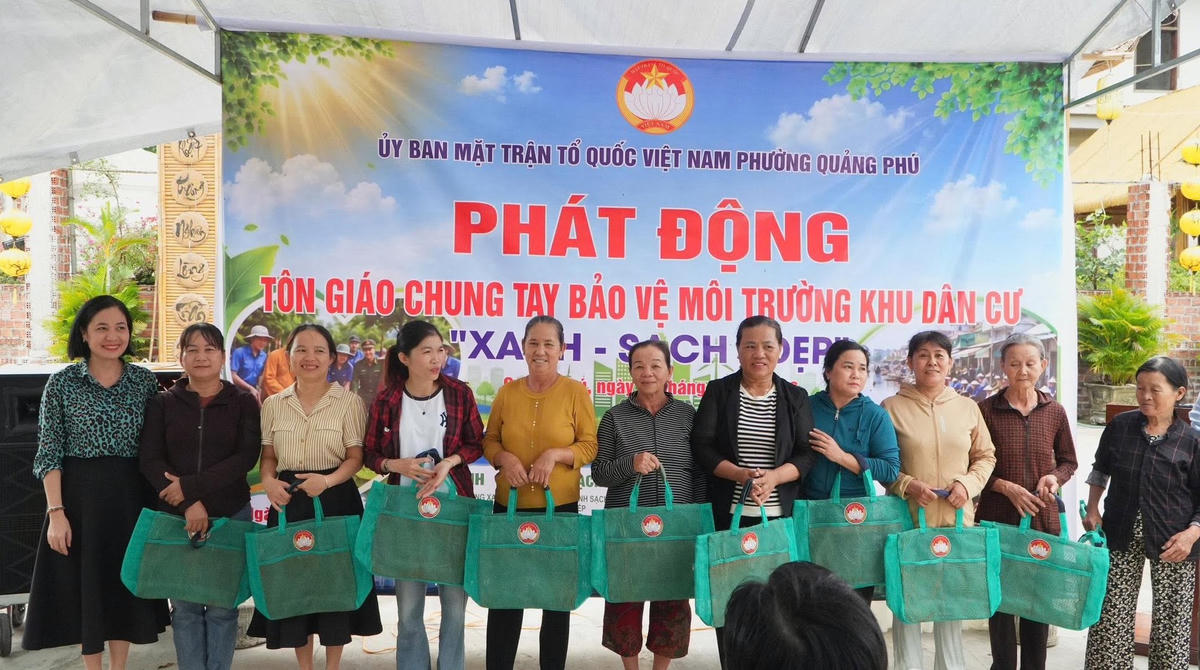 Ủy ban MTTQ Việt Nam phường Quảng Phú tặng túi lưới đi chợ cho người dân. Ảnh: NT.