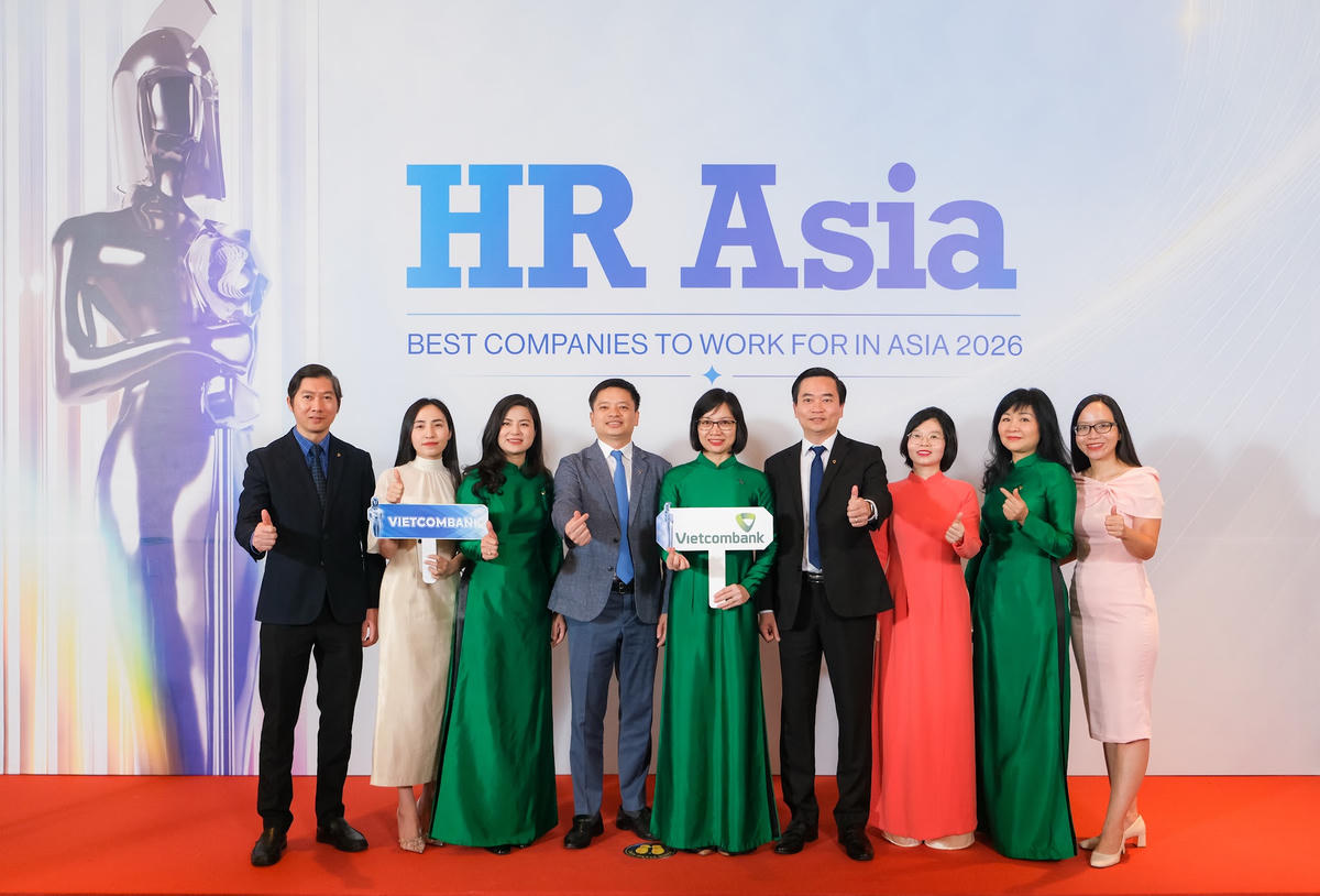 Các đại biểu Vietcombank tham dự Lễ trao giải thưởng HRAA 2026 chụp ảnh lưu niệm tại sự kiện