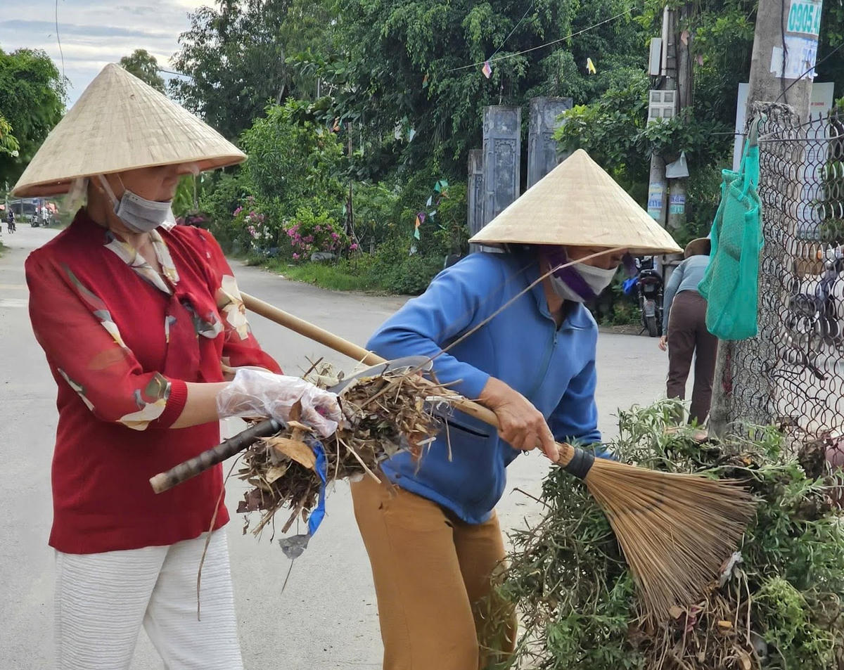 Người dân phường Quảng Phú dọn vệ sinh môi trường ở khu dân cư. Ảnh: CĐ.