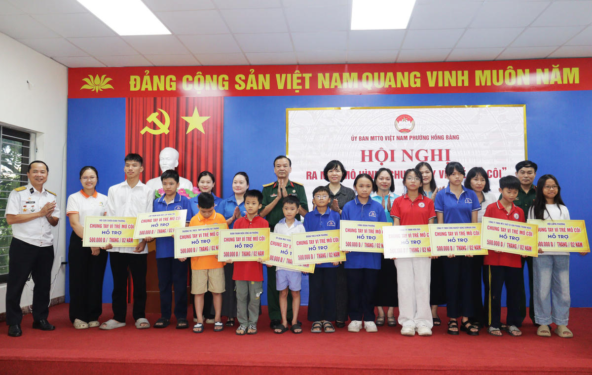 Các đơn vị, tổ chức, doanh nghiệp trao hỗ trợ cho trẻ em mồ côi trên địa bàn phường Hồng Bàng, TP Hải Phòng. Ảnh: HT. 