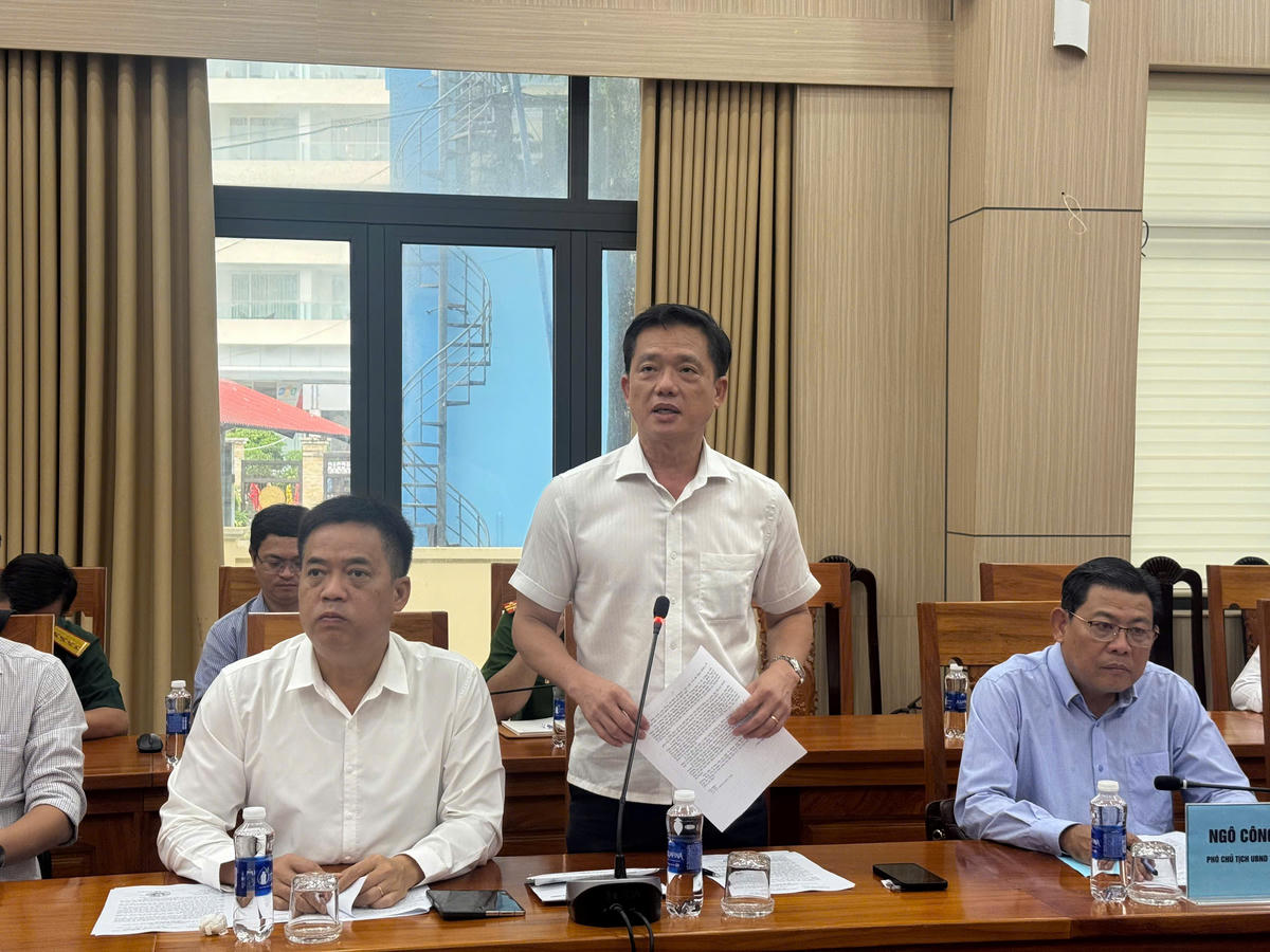 Ông Trần Minh Khoa - Chủ tịch UBND đặc khu Phú Quốc phát biểu tại cuộc họp. Ảnh: Hoàng Dung