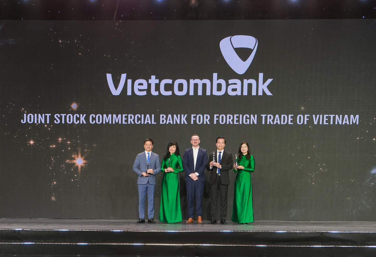 Đại diện lãnh đạo các đơn vị Vietcombank nhận 4 giải đặc biệt từ BTC