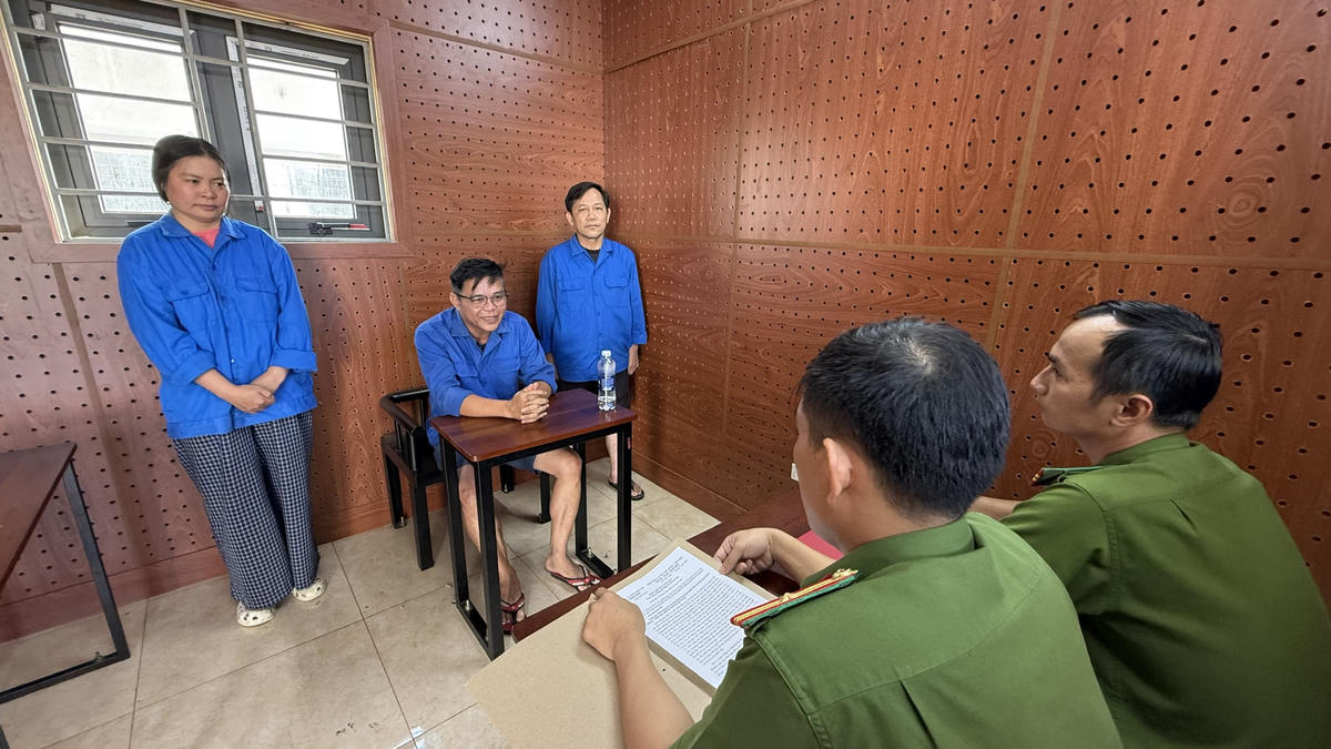 Lực lượng Công an đang lấy lời khai các đối tượng. Ảnh: SĐ.