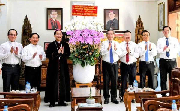 Lãnh đạo Thành ủy, Uỷ ban MTTQ Việt Nam TP Hồ Chí Minh chúc mừng Lễ Giáng sinh Tại Tòa Giám mục Phú Cường (phường Phú Cường). Ảnh: TH.