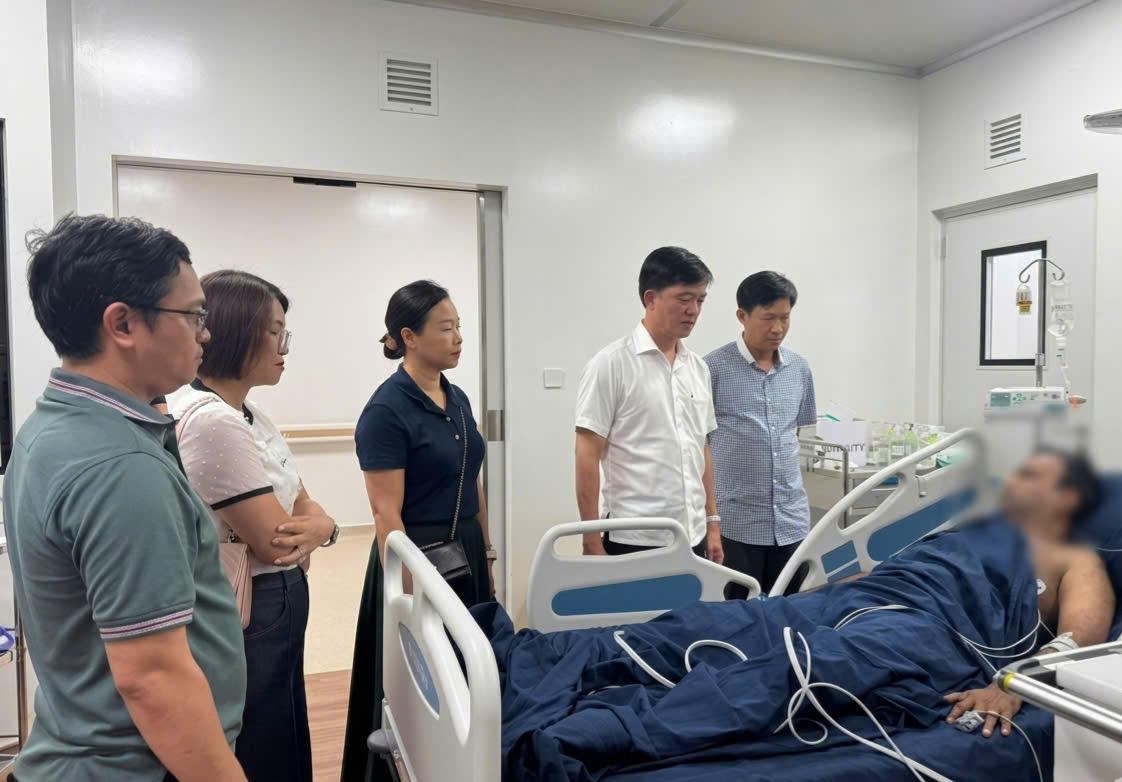Ông Trần Minh Khoa - Chủ tịch UBND đặc khu Phú Quốc (áo trắng) thăm hỏi các nạn nhân. Ảnh: Hoàng Dung